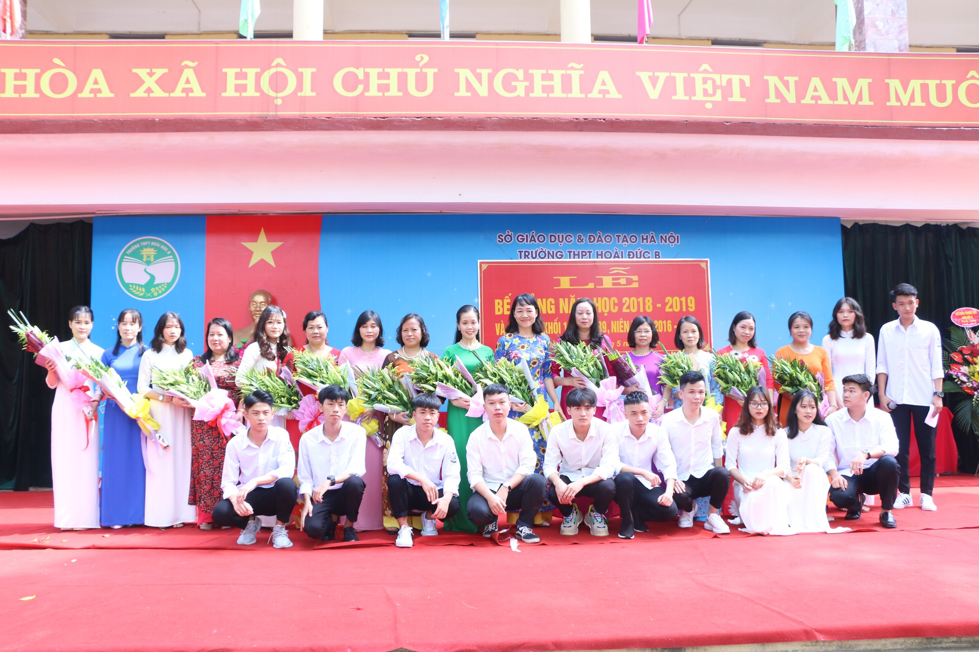 Học sinh lớp 12 trường THPT Hoài Đức B bịn rịn chia tay tuổi học trò trong lễ bế giảng - Ảnh 1. Học sinh lớp 12 trường THPT Hoài Đức B bịn rịn chia tay tuổi học trò trong lễ bế giảng - Ảnh 1.