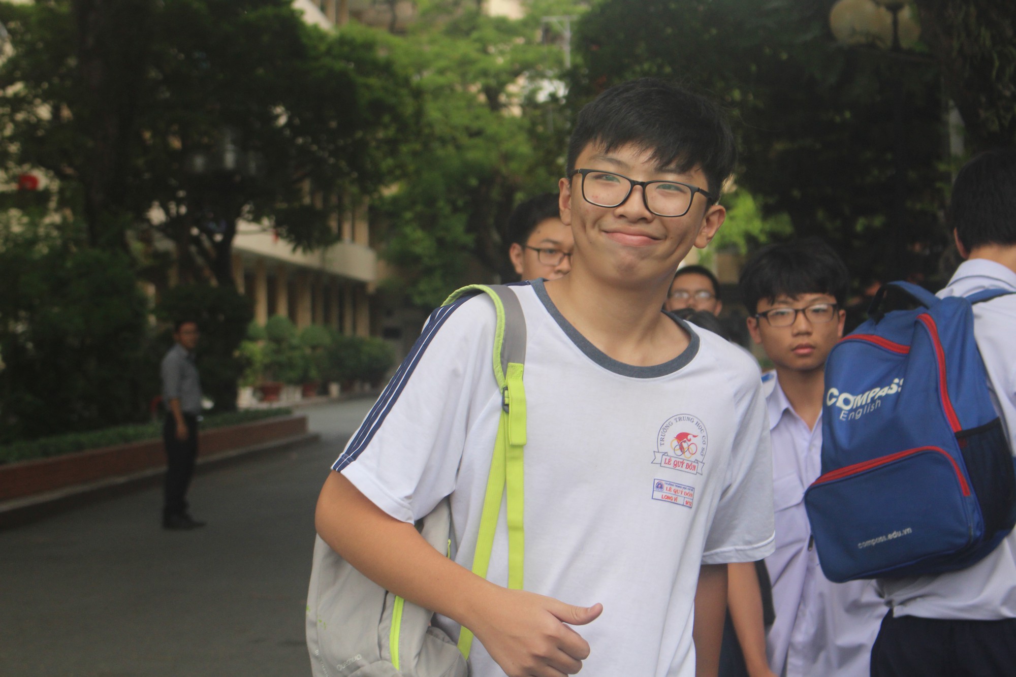 Đề Toán thi vào lớp 10 Trường Phổ thông Năng khiếu: Bài tìm nghiệm phương trình và hình học gây khó cho nhiều thí sinh - Ảnh 5. Đề Toán thi vào lớp 10 Trường Phổ thông Năng khiếu: Bài tìm nghiệm phương trình và hình học gây khó cho nhiều thí sinh - Ảnh 5.