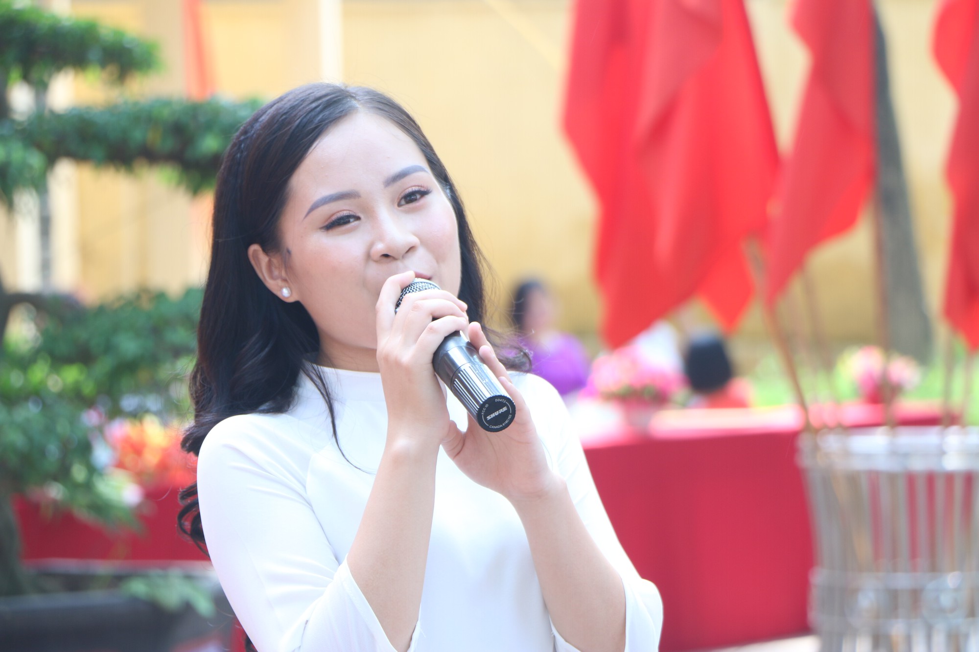 Học sinh lớp 12 trường THPT Hoài Đức B bịn rịn chia tay tuổi học trò trong lễ bế giảng - Ảnh 10. Học sinh lớp 12 trường THPT Hoài Đức B bịn rịn chia tay tuổi học trò trong lễ bế giảng - Ảnh 10.
