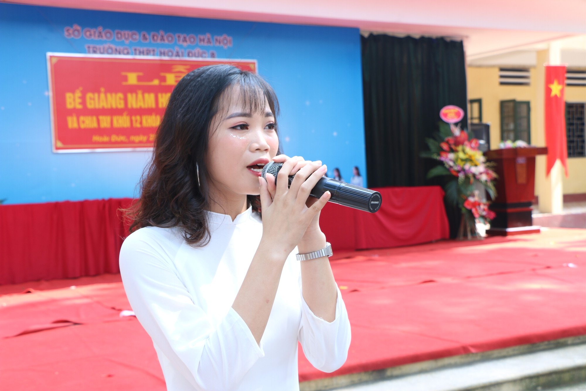 Học sinh lớp 12 trường THPT Hoài Đức B bịn rịn chia tay tuổi học trò trong lễ bế giảng - Ảnh 8. Học sinh lớp 12 trường THPT Hoài Đức B bịn rịn chia tay tuổi học trò trong lễ bế giảng - Ảnh 8.