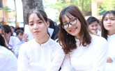 Học sinh lớp 12 trường THPT Hoài Đức B bịn rịn chia tay tuổi học trò trong lễ bế giảng