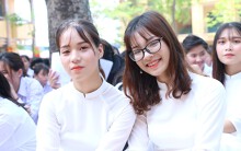 Học sinh lớp 12 trường THPT Hoài Đức B bịn rịn chia tay tuổi học trò trong lễ bế giảng