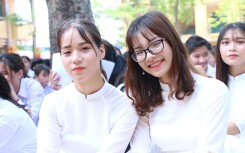 Học sinh lớp 12 trường THPT Hoài Đức B bịn rịn chia tay tuổi học trò trong lễ bế giảng