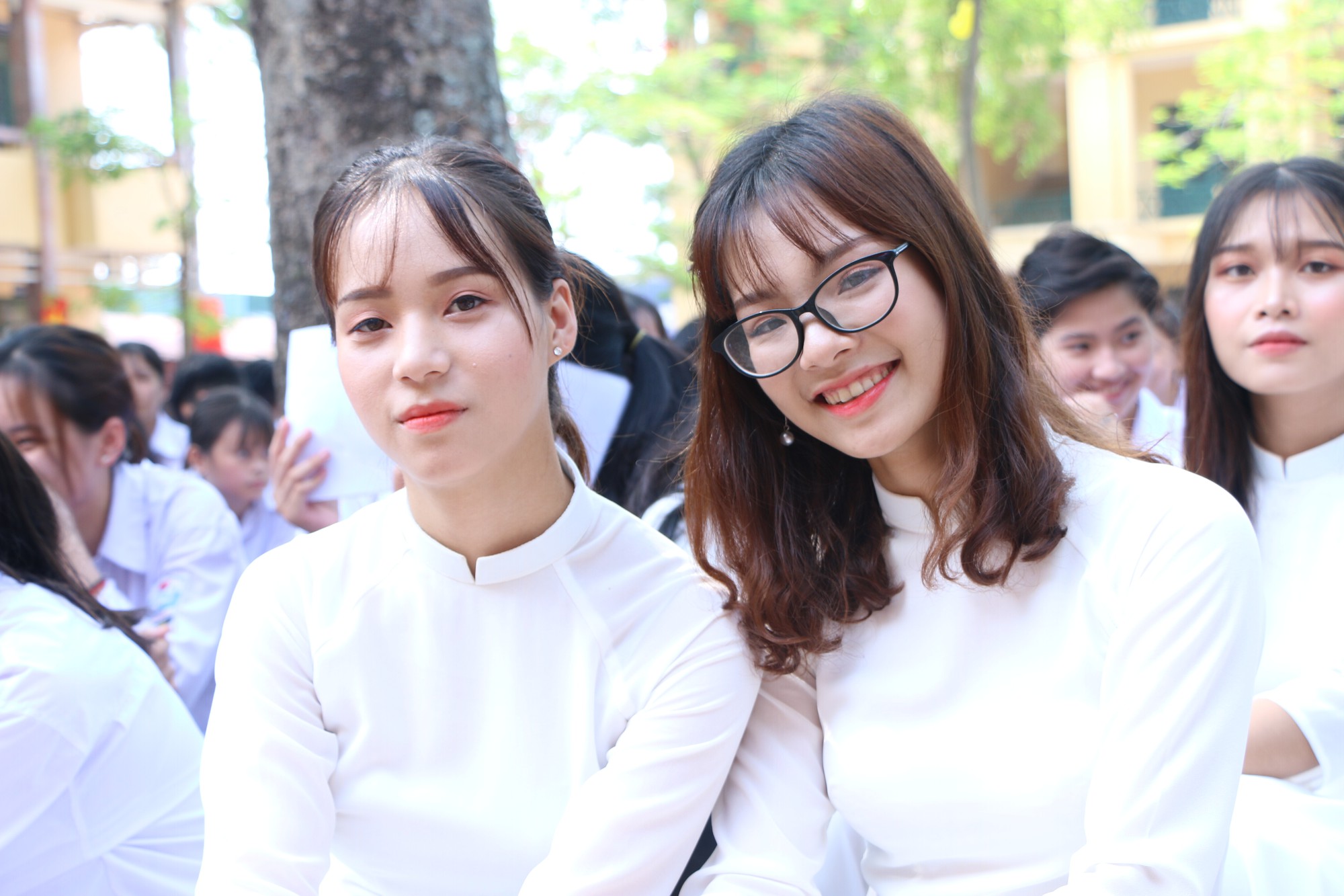Học sinh lớp 12 trường THPT Hoài Đức B bịn rịn chia tay tuổi học trò trong lễ bế giảng - Ảnh 13. Học sinh lớp 12 trường THPT Hoài Đức B bịn rịn chia tay tuổi học trò trong lễ bế giảng - Ảnh 13.