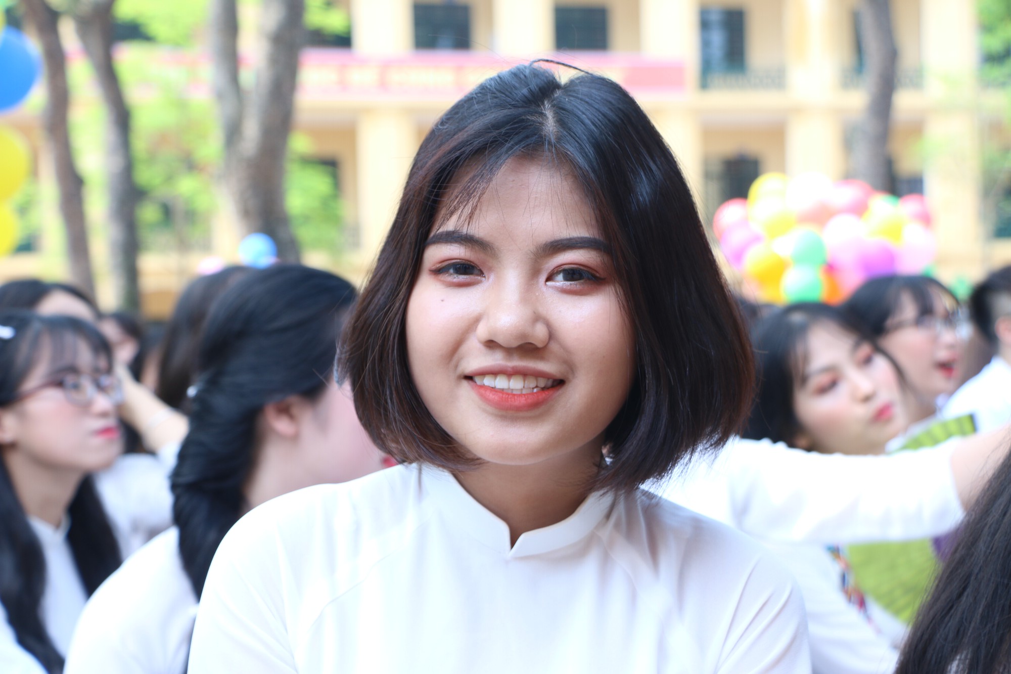 Học sinh lớp 12 trường THPT Hoài Đức B bịn rịn chia tay tuổi học trò trong lễ bế giảng - Ảnh 7. Học sinh lớp 12 trường THPT Hoài Đức B bịn rịn chia tay tuổi học trò trong lễ bế giảng - Ảnh 7.