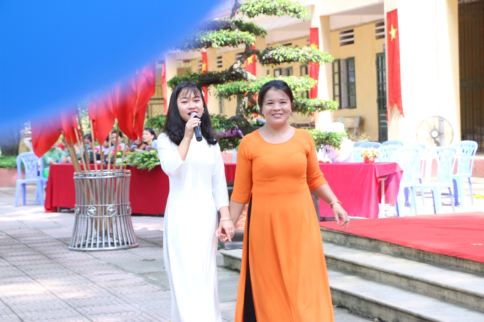Học sinh lớp 12 trường THPT Hoài Đức B bịn rịn chia tay tuổi học trò trong lễ bế giảng - Ảnh 12. Học sinh lớp 12 trường THPT Hoài Đức B bịn rịn chia tay tuổi học trò trong lễ bế giảng - Ảnh 12.