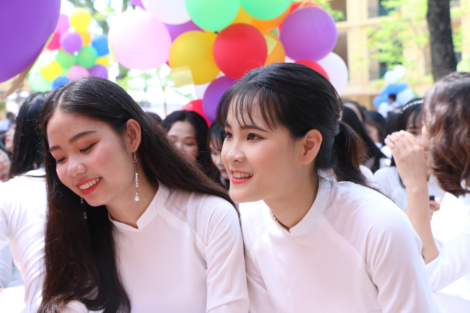Học sinh lớp 12 trường THPT Hoài Đức B bịn rịn chia tay tuổi học trò trong lễ bế giảng - Ảnh 6. Học sinh lớp 12 trường THPT Hoài Đức B bịn rịn chia tay tuổi học trò trong lễ bế giảng - Ảnh 6.