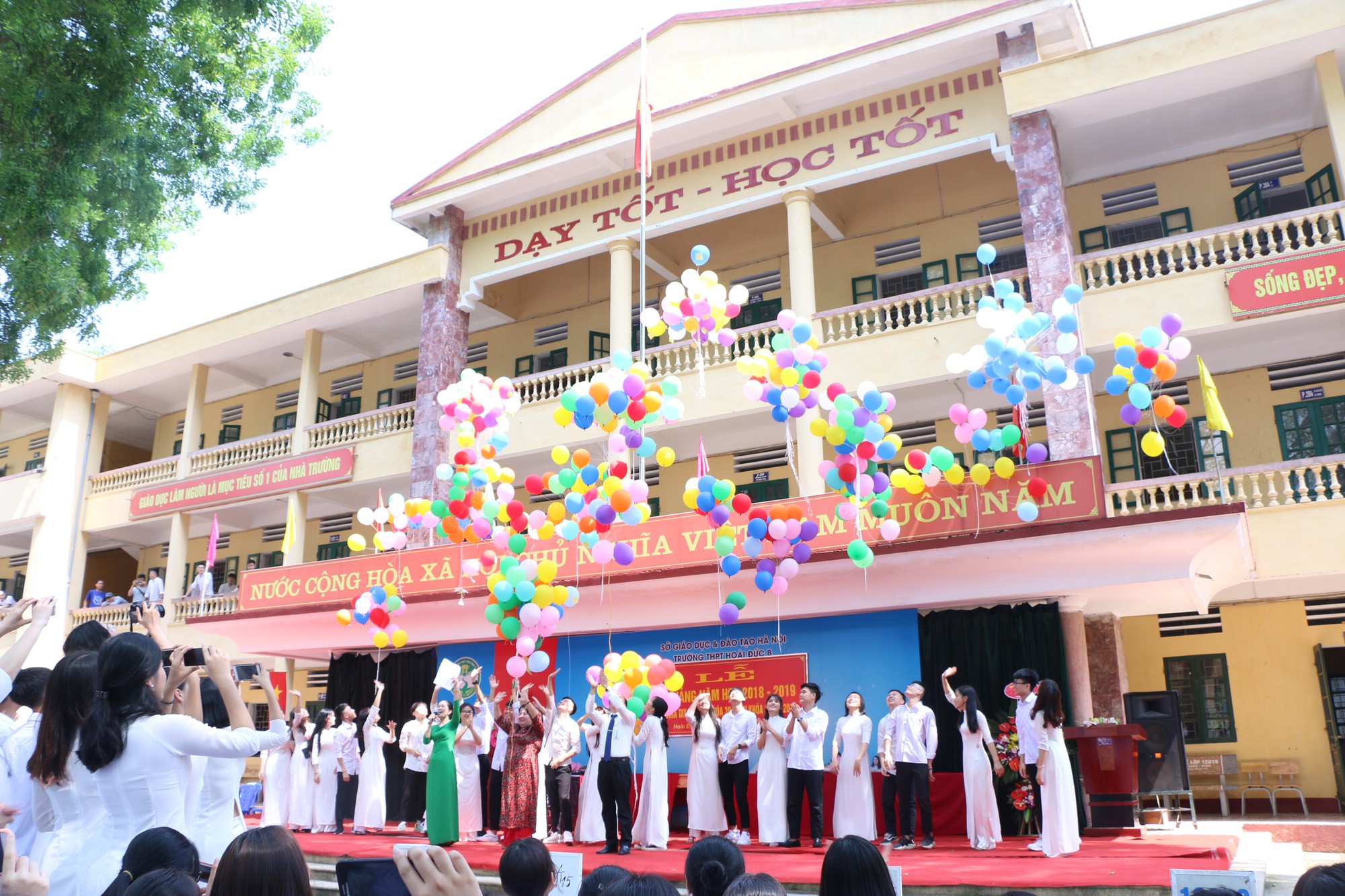 Học sinh lớp 12 trường THPT Hoài Đức B bịn rịn chia tay tuổi học trò trong lễ bế giảng - Ảnh 14. Học sinh lớp 12 trường THPT Hoài Đức B bịn rịn chia tay tuổi học trò trong lễ bế giảng - Ảnh 14.