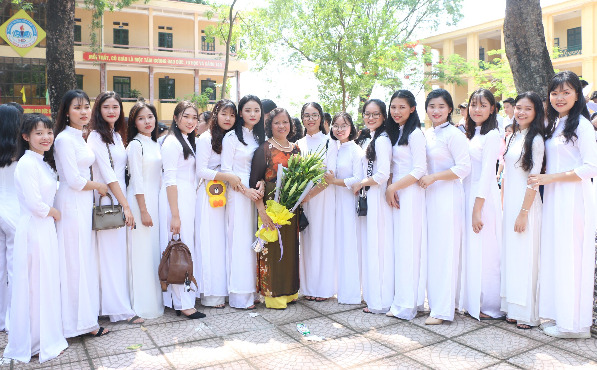 Học sinh lớp 12 trường THPT Hoài Đức B bịn rịn chia tay tuổi học trò trong lễ bế giảng - Ảnh 11. Học sinh lớp 12 trường THPT Hoài Đức B bịn rịn chia tay tuổi học trò trong lễ bế giảng - Ảnh 11.