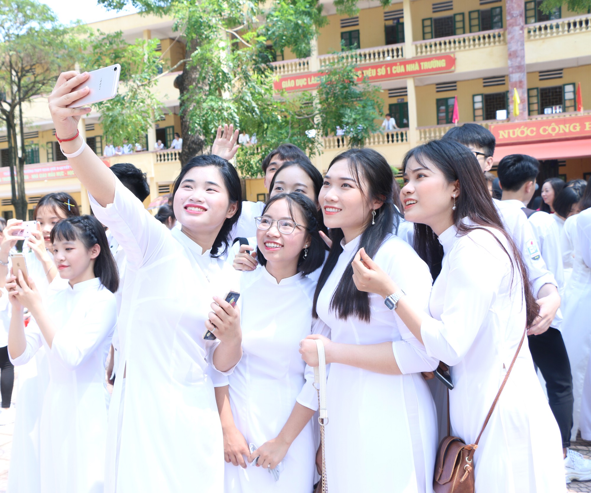Học sinh lớp 12 trường THPT Hoài Đức B bịn rịn chia tay tuổi học trò trong lễ bế giảng - Ảnh 3. Học sinh lớp 12 trường THPT Hoài Đức B bịn rịn chia tay tuổi học trò trong lễ bế giảng - Ảnh 3.