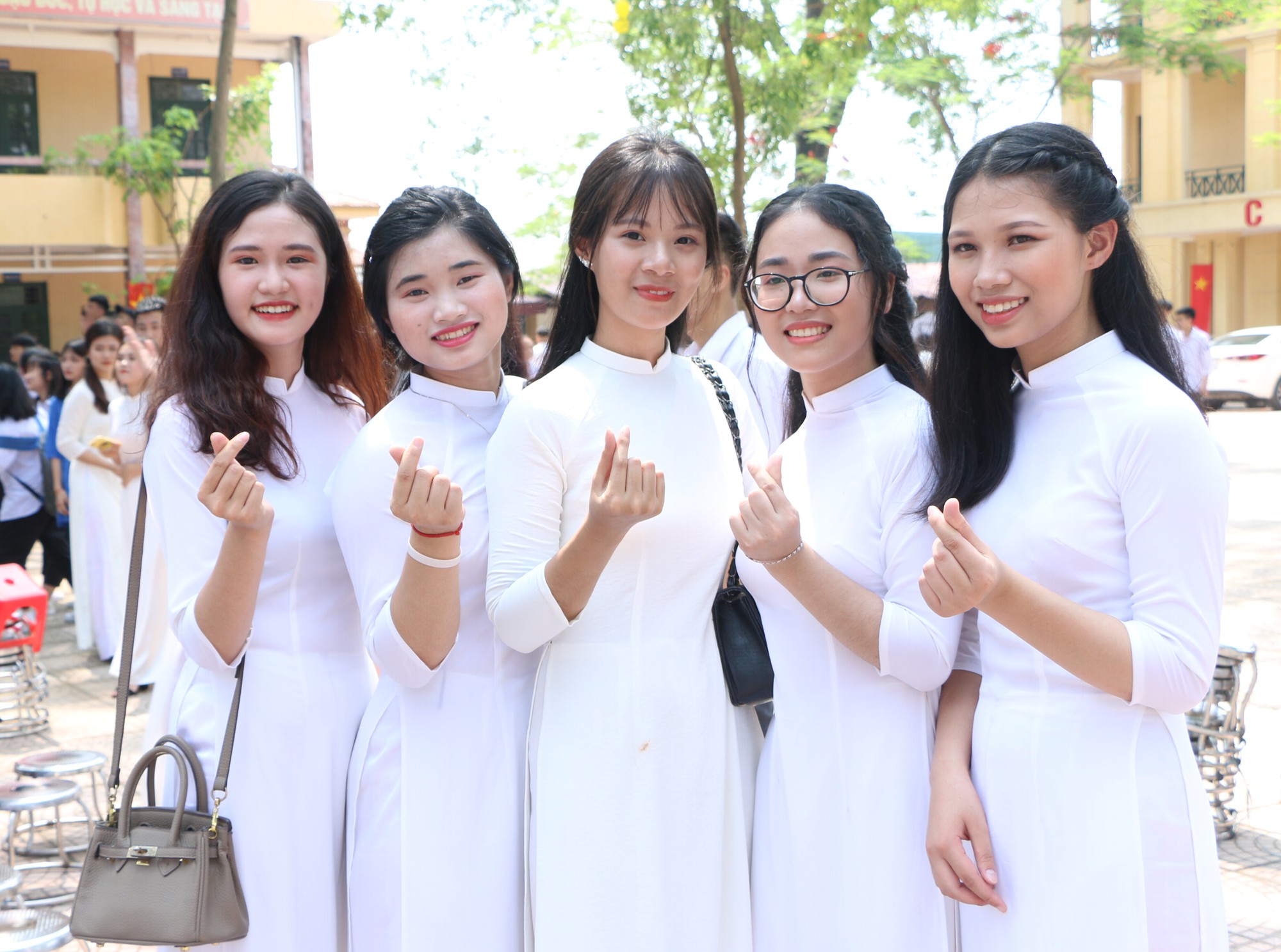 Học sinh lớp 12 trường THPT Hoài Đức B bịn rịn chia tay tuổi học trò trong lễ bế giảng - Ảnh 15. Học sinh lớp 12 trường THPT Hoài Đức B bịn rịn chia tay tuổi học trò trong lễ bế giảng - Ảnh 15.