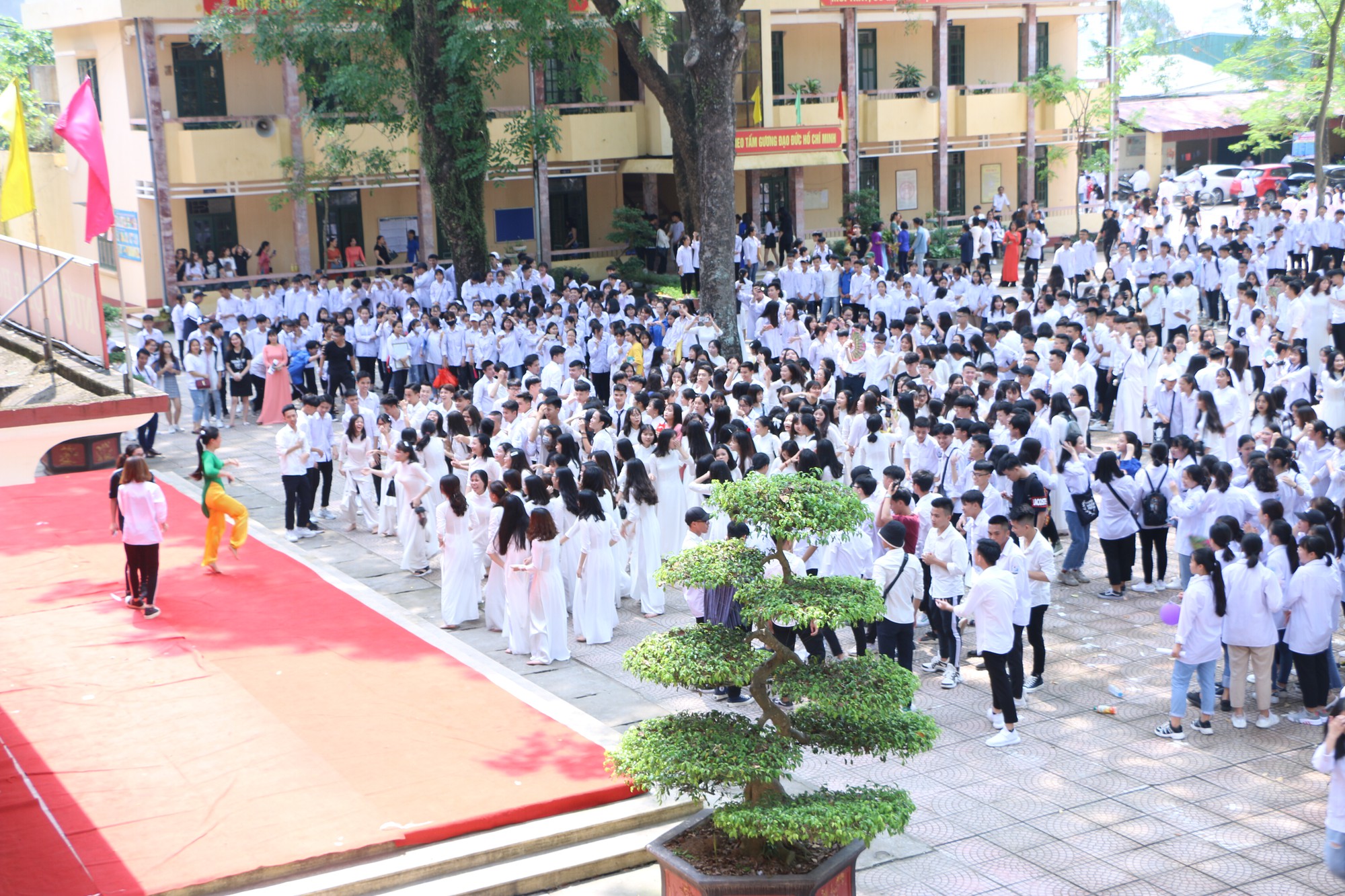 Học sinh lớp 12 trường THPT Hoài Đức B bịn rịn chia tay tuổi học trò trong lễ bế giảng - Ảnh 16. Học sinh lớp 12 trường THPT Hoài Đức B bịn rịn chia tay tuổi học trò trong lễ bế giảng - Ảnh 16.