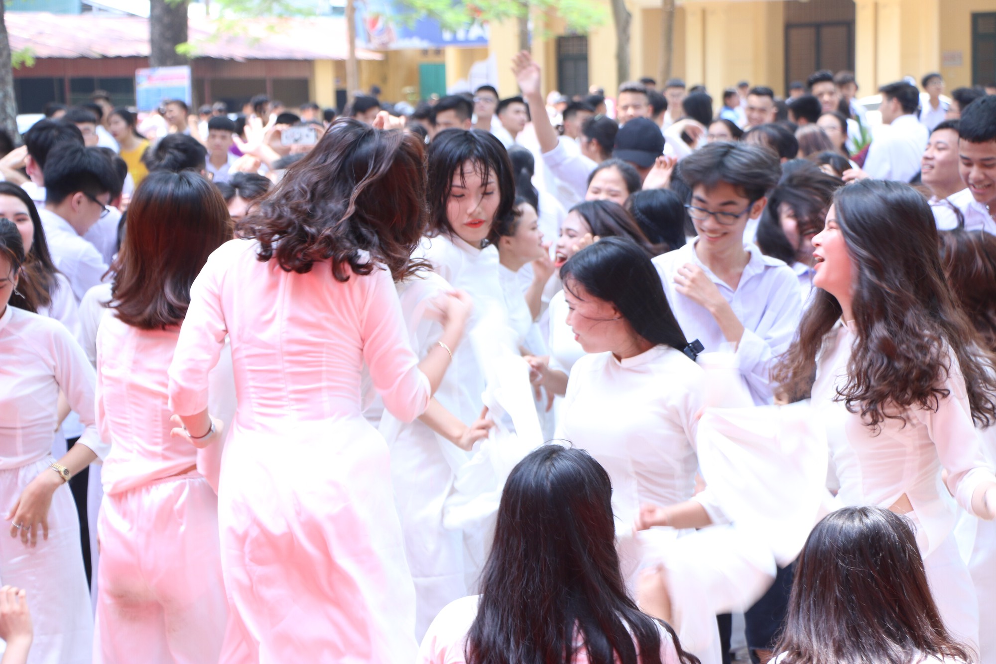 Học sinh lớp 12 trường THPT Hoài Đức B bịn rịn chia tay tuổi học trò trong lễ bế giảng - Ảnh 17. Học sinh lớp 12 trường THPT Hoài Đức B bịn rịn chia tay tuổi học trò trong lễ bế giảng - Ảnh 17.