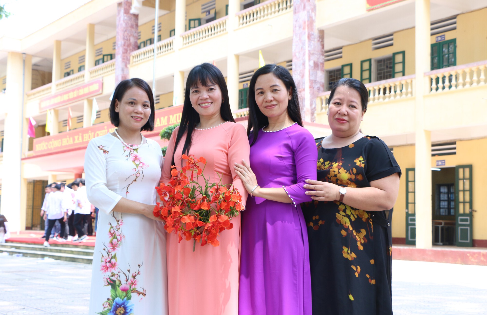 Học sinh lớp 12 trường THPT Hoài Đức B bịn rịn chia tay tuổi học trò trong lễ bế giảng - Ảnh 20. Học sinh lớp 12 trường THPT Hoài Đức B bịn rịn chia tay tuổi học trò trong lễ bế giảng - Ảnh 20.