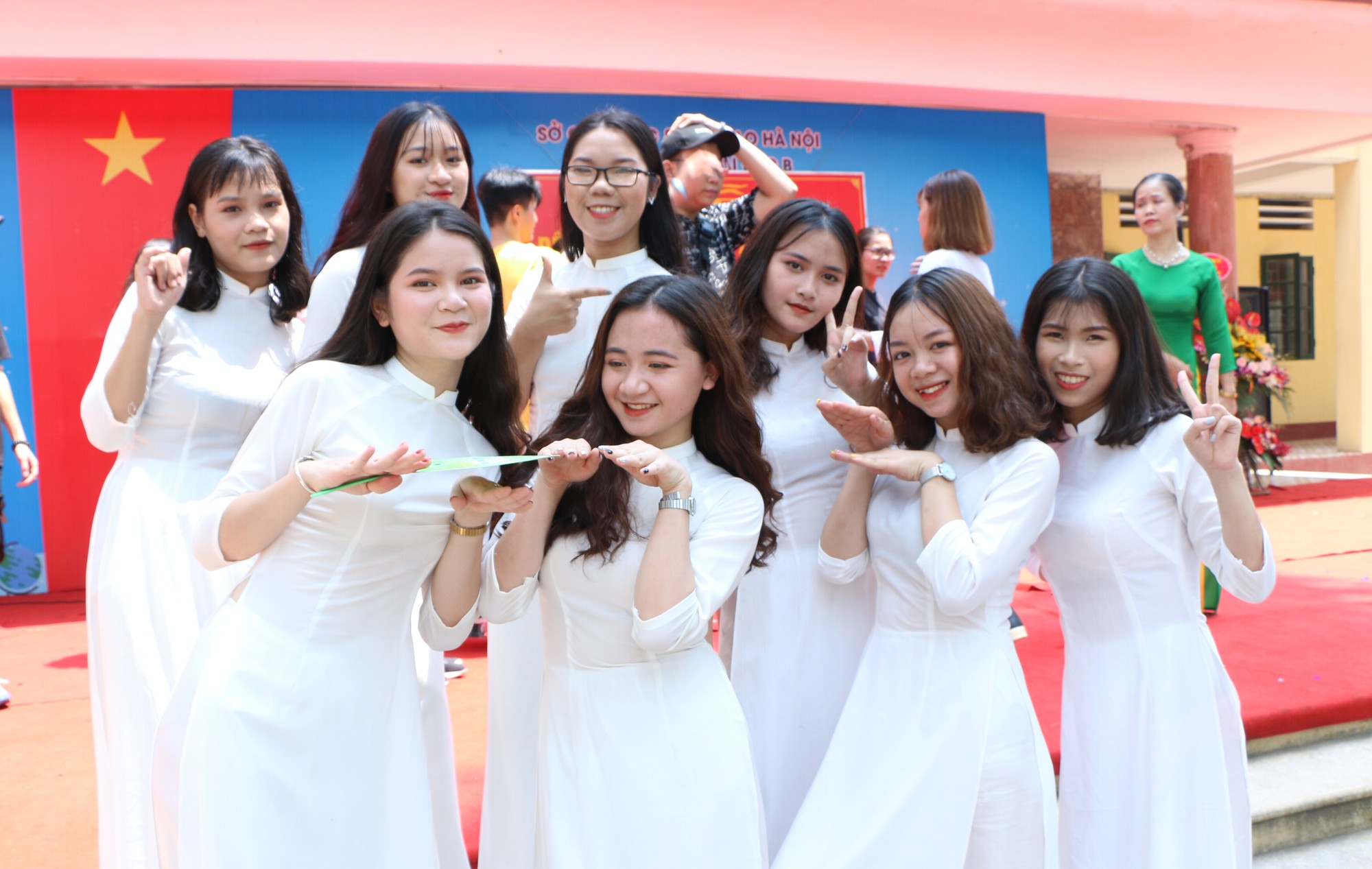 Học sinh lớp 12 trường THPT Hoài Đức B bịn rịn chia tay tuổi học trò trong lễ bế giảng - Ảnh 19. Học sinh lớp 12 trường THPT Hoài Đức B bịn rịn chia tay tuổi học trò trong lễ bế giảng - Ảnh 19.