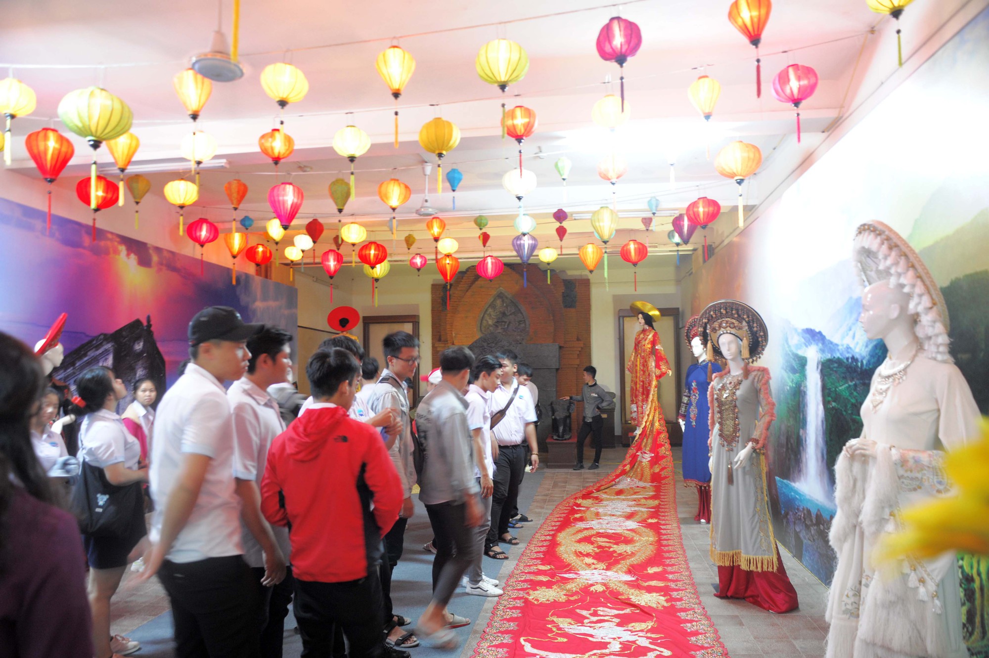 Hàng trăm sản phẩm giới thiệu về Nét đẹp xứ Trầm - Ảnh 1. Hàng trăm sản phẩm giới thiệu về Nét đẹp xứ Trầm - Ảnh 1.