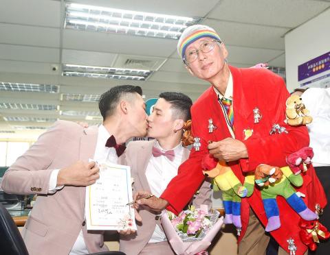 Sau nhiều năm, 500 cặp đôi đồng tính ở Đài Loan (Trung Quốc) kỉ niệm ngày đầu tiên được kết hôn hợp pháp - Ảnh 3. Sau nhiều năm, 500 cặp đôi đồng tính ở Đài Loan (Trung Quốc) kỉ niệm ngày đầu tiên được kết hôn hợp pháp - Ảnh 3.