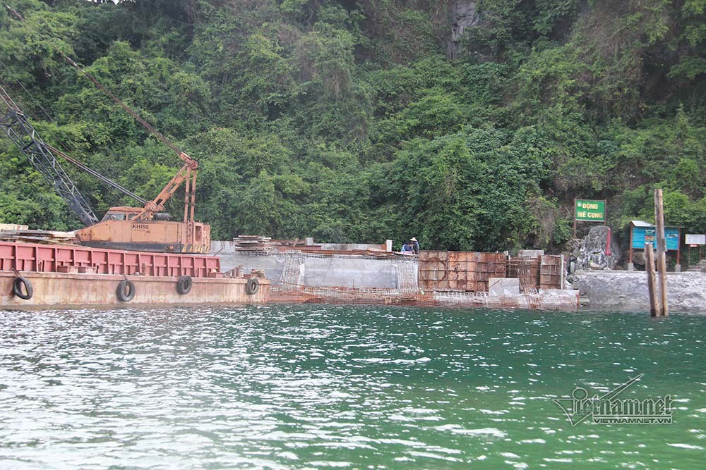 Bến tàu động Mê Cung và hang Tiên Ông chình ình ở vịnh Hạ Long - Ảnh 1. Bến tàu động Mê Cung và hang Tiên Ông chình ình ở vịnh Hạ Long - Ảnh 1.