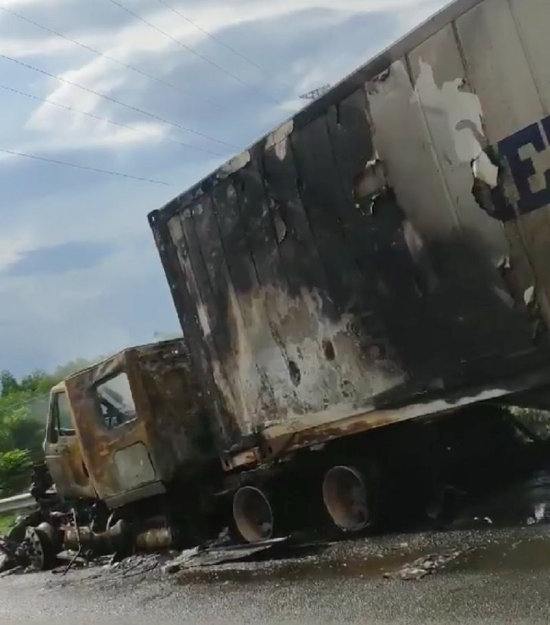 Xe container cháy rụi trên cao tốc Long Thành, kẹt xe nghiêm trọng - Ảnh 3. Xe container cháy rụi trên cao tốc Long Thành, kẹt xe nghiêm trọng - Ảnh 3.