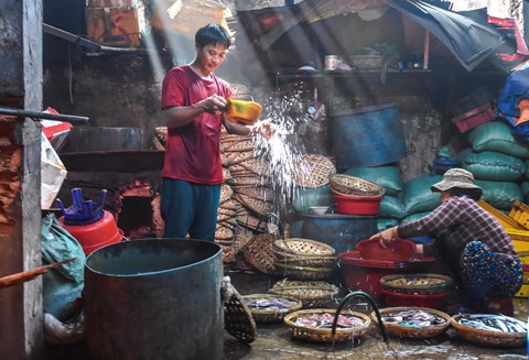 Nhọc nhằn kiếm sống bên chảo lửa hấp cá ở cảng Quy Nhơn - Ảnh 10.