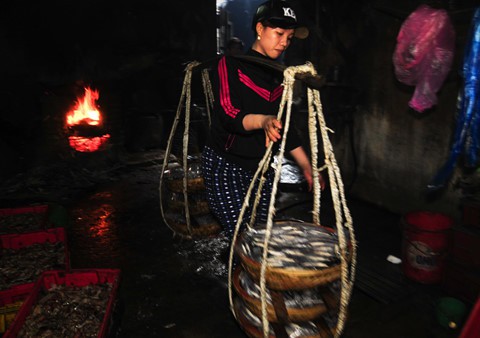 Nhọc nhằn kiếm sống bên chảo lửa hấp cá ở cảng Quy Nhơn - Ảnh 11.