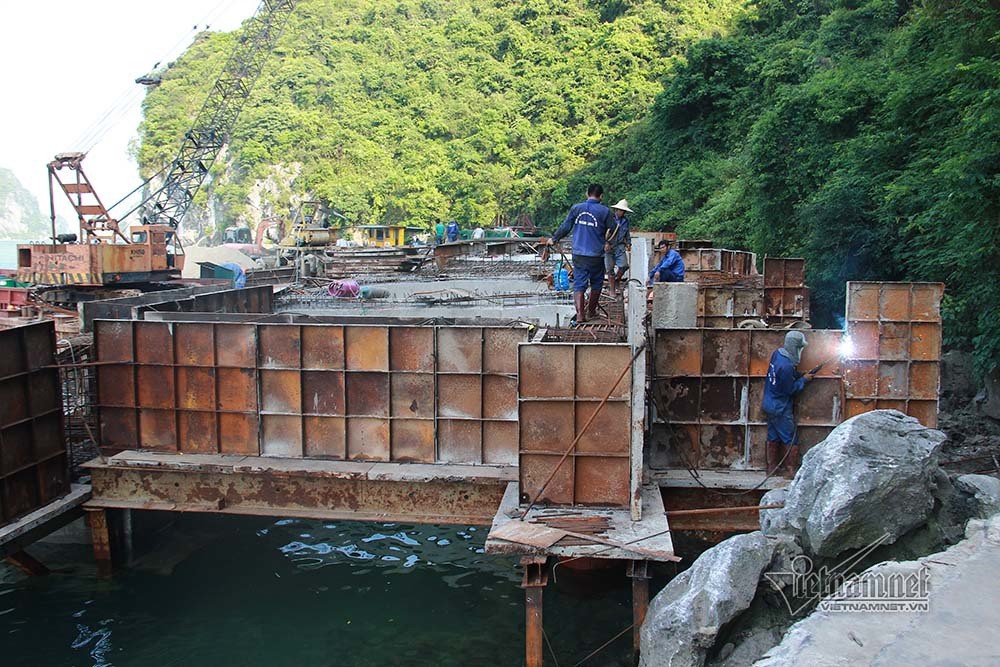 Bến tàu động Mê Cung và hang Tiên Ông chình ình ở vịnh Hạ Long - Ảnh 2. Bến tàu động Mê Cung và hang Tiên Ông chình ình ở vịnh Hạ Long - Ảnh 2.