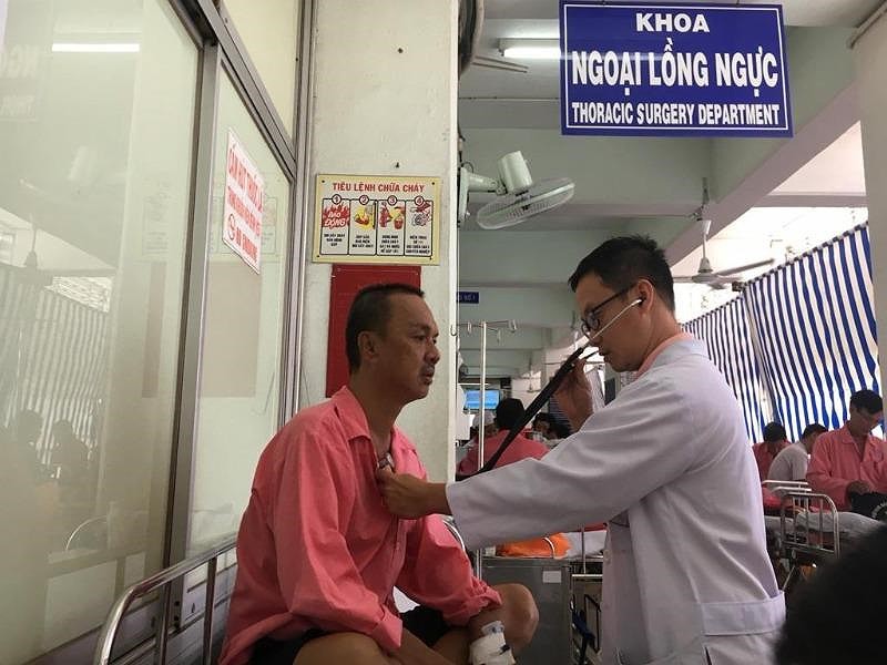 Khám sức khỏe, tá hỏa phát hiện răng giả mắc ở cổ 4 năm - Ảnh 2.