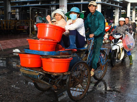 Nhọc nhằn kiếm sống bên chảo lửa hấp cá ở cảng Quy Nhơn - Ảnh 3.