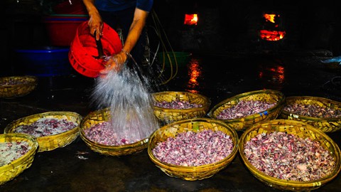 Nhọc nhằn kiếm sống bên chảo lửa hấp cá ở cảng Quy Nhơn - Ảnh 9.