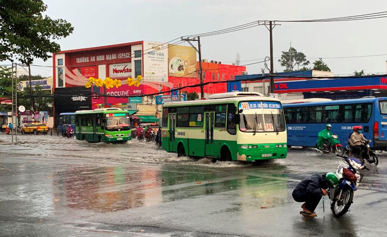 TP HCM: Hồ điều tiết thông minh chống ngập bị ngập lụt sau mưa lớn - Ảnh 9. TP HCM: Hồ điều tiết thông minh chống ngập bị ngập lụt sau mưa lớn - Ảnh 9.