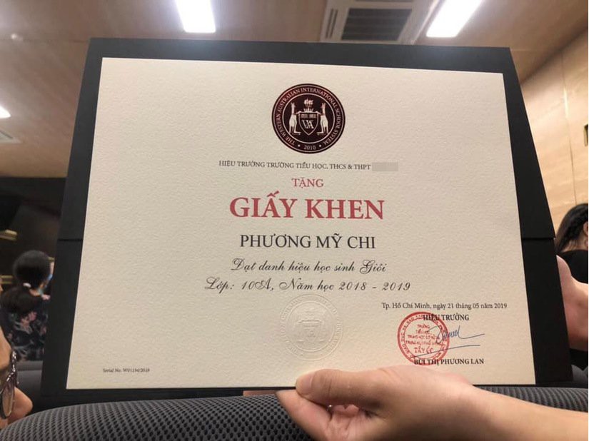 Phương Mỹ Chi bật khóc khi nhận giấy khen dù chạy show liên tục - Ảnh 1. Phương Mỹ Chi bật khóc khi nhận giấy khen dù chạy show liên tục - Ảnh 1.