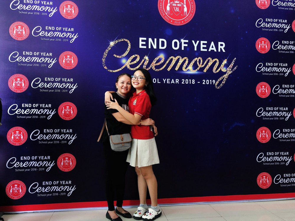 Phương Mỹ Chi bật khóc khi nhận giấy khen dù chạy show liên tục - Ảnh 2. Phương Mỹ Chi bật khóc khi nhận giấy khen dù chạy show liên tục - Ảnh 2.