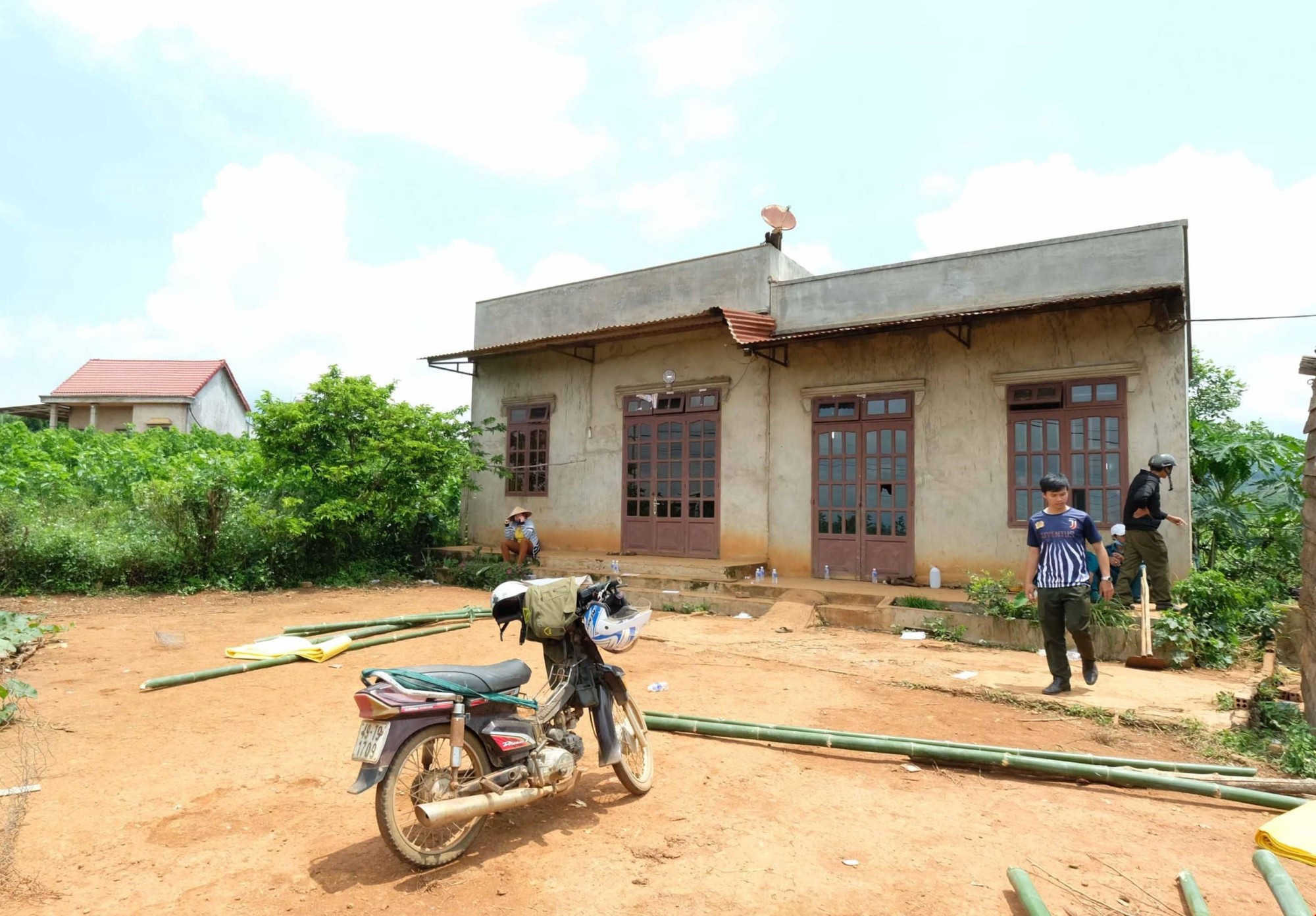 Lâm Đồng: Bắt khẩn cấp đối tượng sát hại 3 bà cháu rồi phi tang trong vườn cà phê - Ảnh 1.