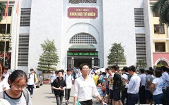 Ảnh: Đường phố ùn tắc kéo dài trong kỳ thi vào lớp 10 trường chuyên ở Hà Nội