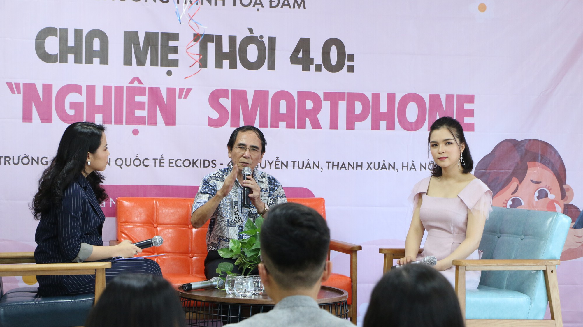 Dạy con thời 4.0: Trẻ nghiện smartphone, cha mẹ nên làm gì? - Ảnh 1. Dạy con thời 4.0: Trẻ nghiện smartphone, cha mẹ nên làm gì? - Ảnh 1.