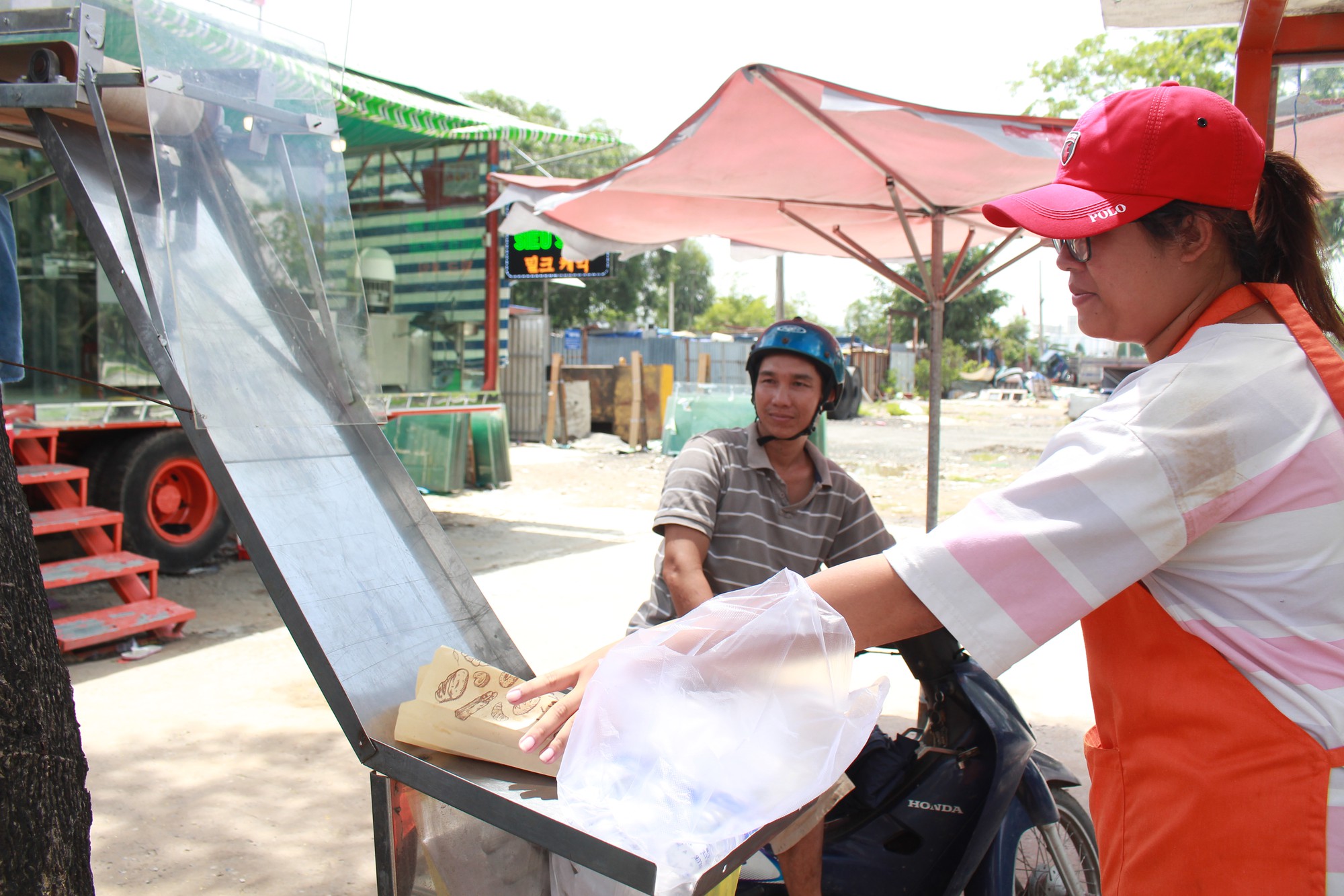 Tiệm bánh mì container gây sốt Sài Gòn: Gọi món qua bộ đàm, chuyển bánh bằng băng chuyền, bán gần 1.000 ổ mỗi ngày  - Ảnh 8.