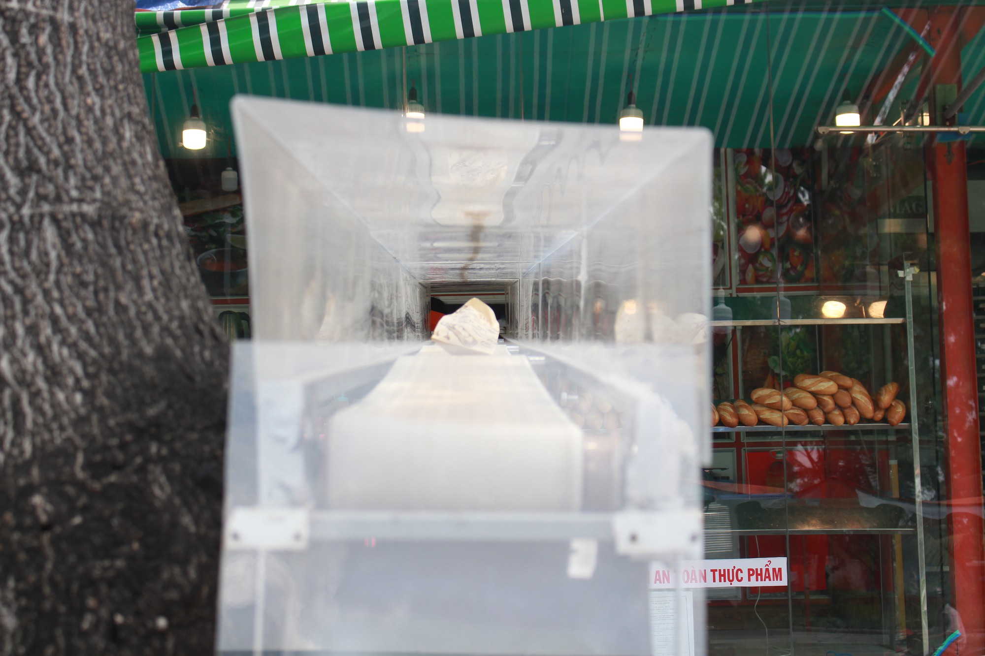 Tiệm bánh mì container gây sốt Sài Gòn: Gọi món qua bộ đàm, chuyển bánh bằng băng chuyền, bán gần 1.000 ổ mỗi ngày  - Ảnh 4.