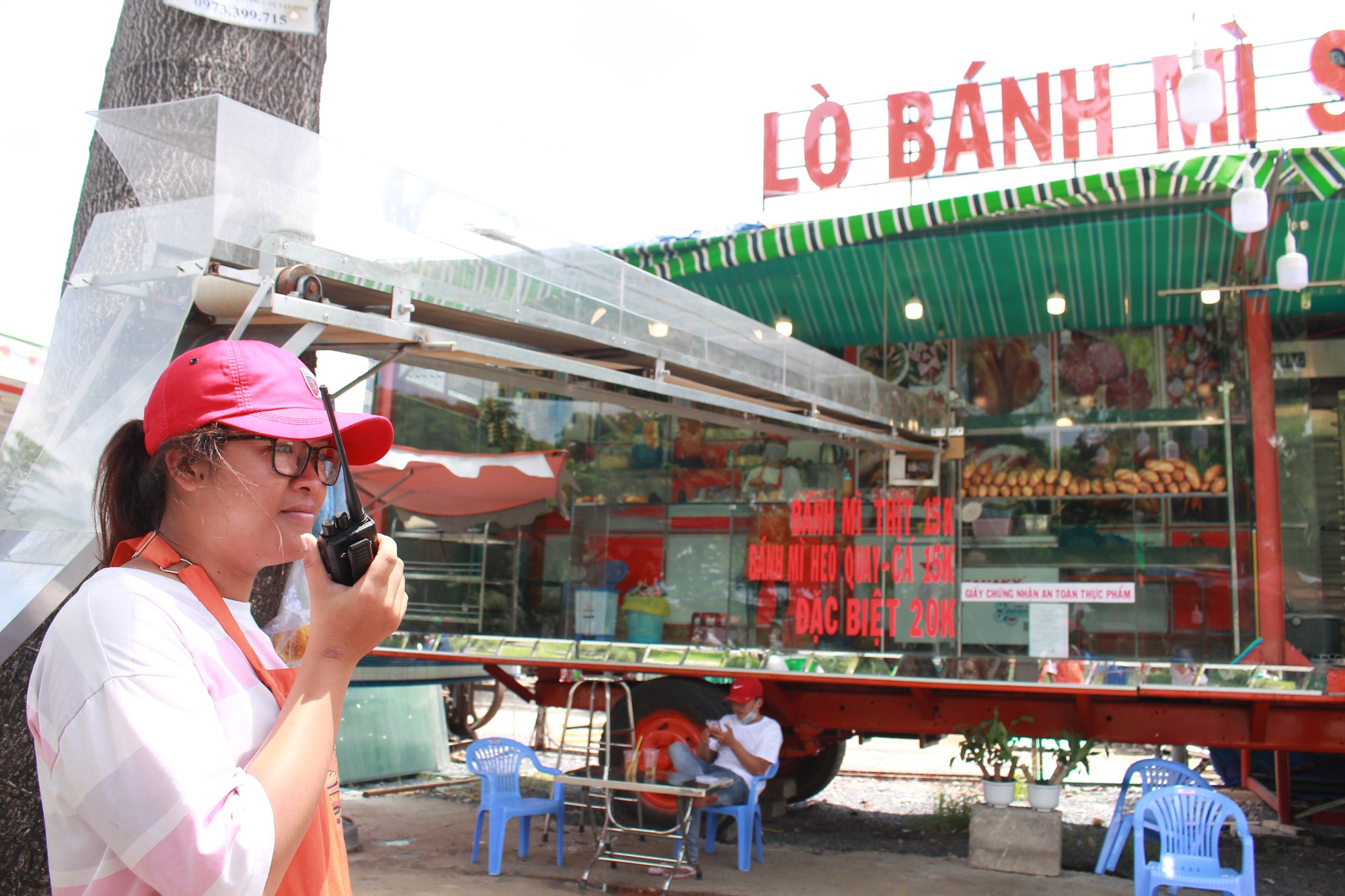 Tiệm bánh mì container gây sốt Sài Gòn: Gọi món qua bộ đàm, chuyển bánh bằng băng chuyền, bán gần 1.000 ổ mỗi ngày  - Ảnh 2.