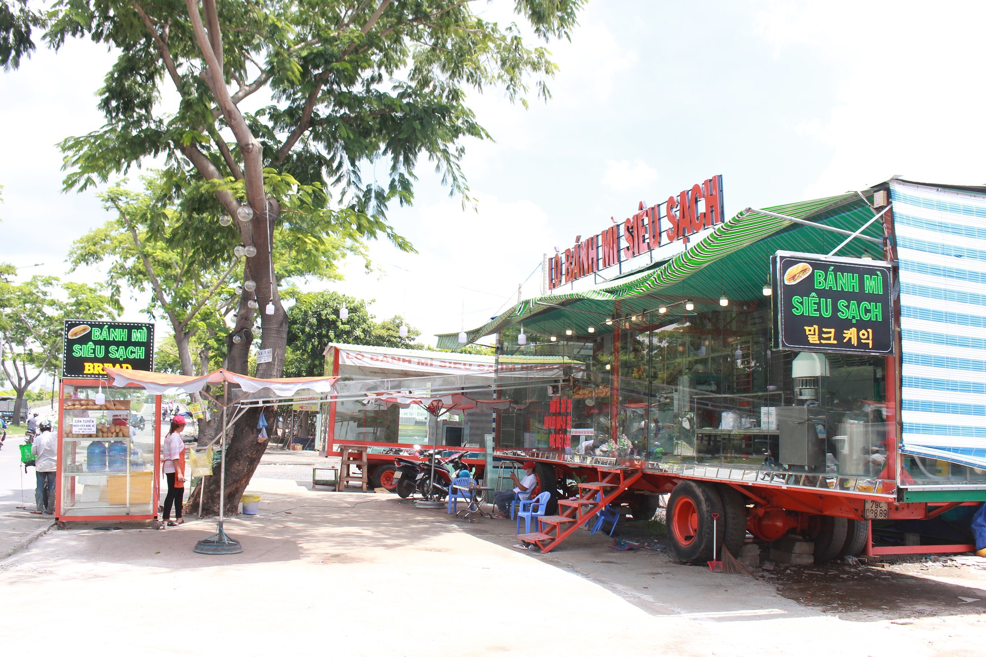 Tiệm bánh mì container gây sốt Sài Gòn: Gọi món qua bộ đàm, chuyển bánh bằng băng chuyền, bán gần 1.000 ổ mỗi ngày  - Ảnh 1.