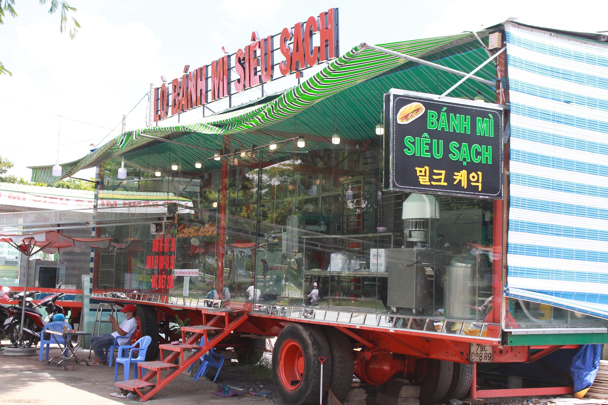 Tiệm bánh mì container gây sốt Sài Gòn: Gọi món qua bộ đàm, chuyển bánh bằng băng chuyền, bán gần 1.000 ổ mỗi ngày  - Ảnh 9.