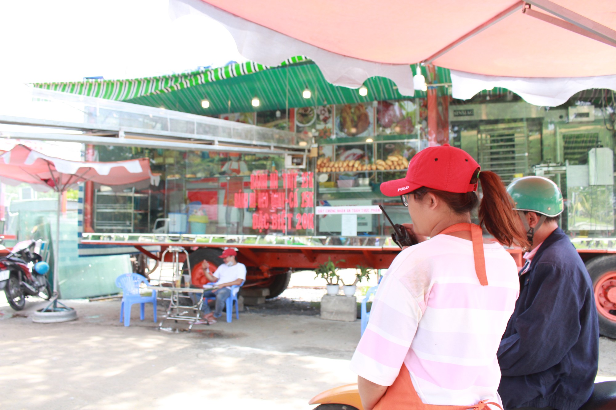 Tiệm bánh mì container gây sốt Sài Gòn: Gọi món qua bộ đàm, chuyển bánh bằng băng chuyền, bán gần 1.000 ổ mỗi ngày  - Ảnh 11.