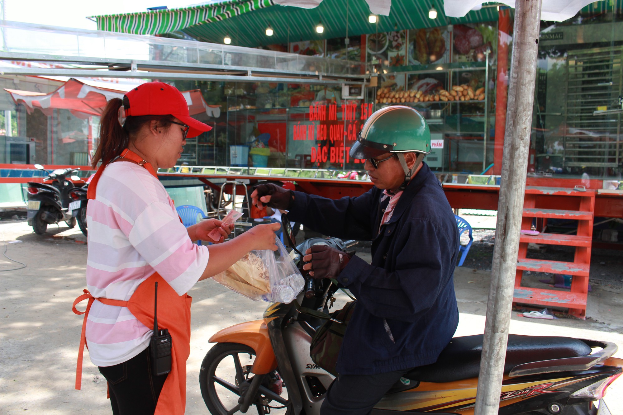 Tiệm bánh mì container gây sốt Sài Gòn: Gọi món qua bộ đàm, chuyển bánh bằng băng chuyền, bán gần 1.000 ổ mỗi ngày  - Ảnh 7.