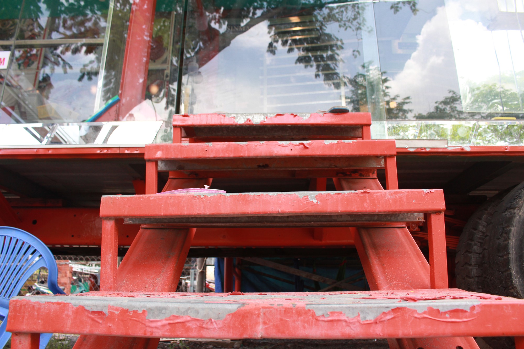 Tiệm bánh mì container gây sốt Sài Gòn: Gọi món qua bộ đàm, chuyển bánh bằng băng chuyền, bán gần 1.000 ổ mỗi ngày  - Ảnh 10.