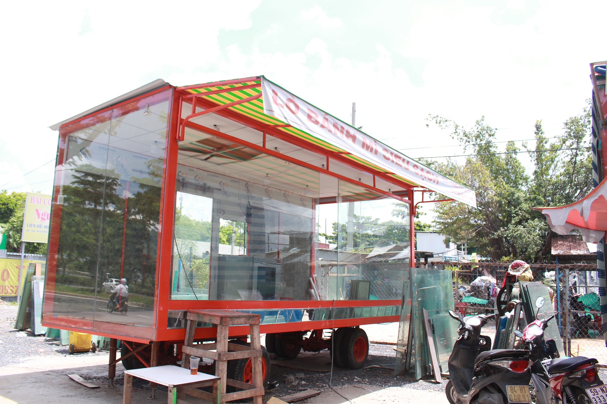 Tiệm bánh mì container gây sốt Sài Gòn: Gọi món qua bộ đàm, chuyển bánh bằng băng chuyền, bán gần 1.000 ổ mỗi ngày  - Ảnh 13.