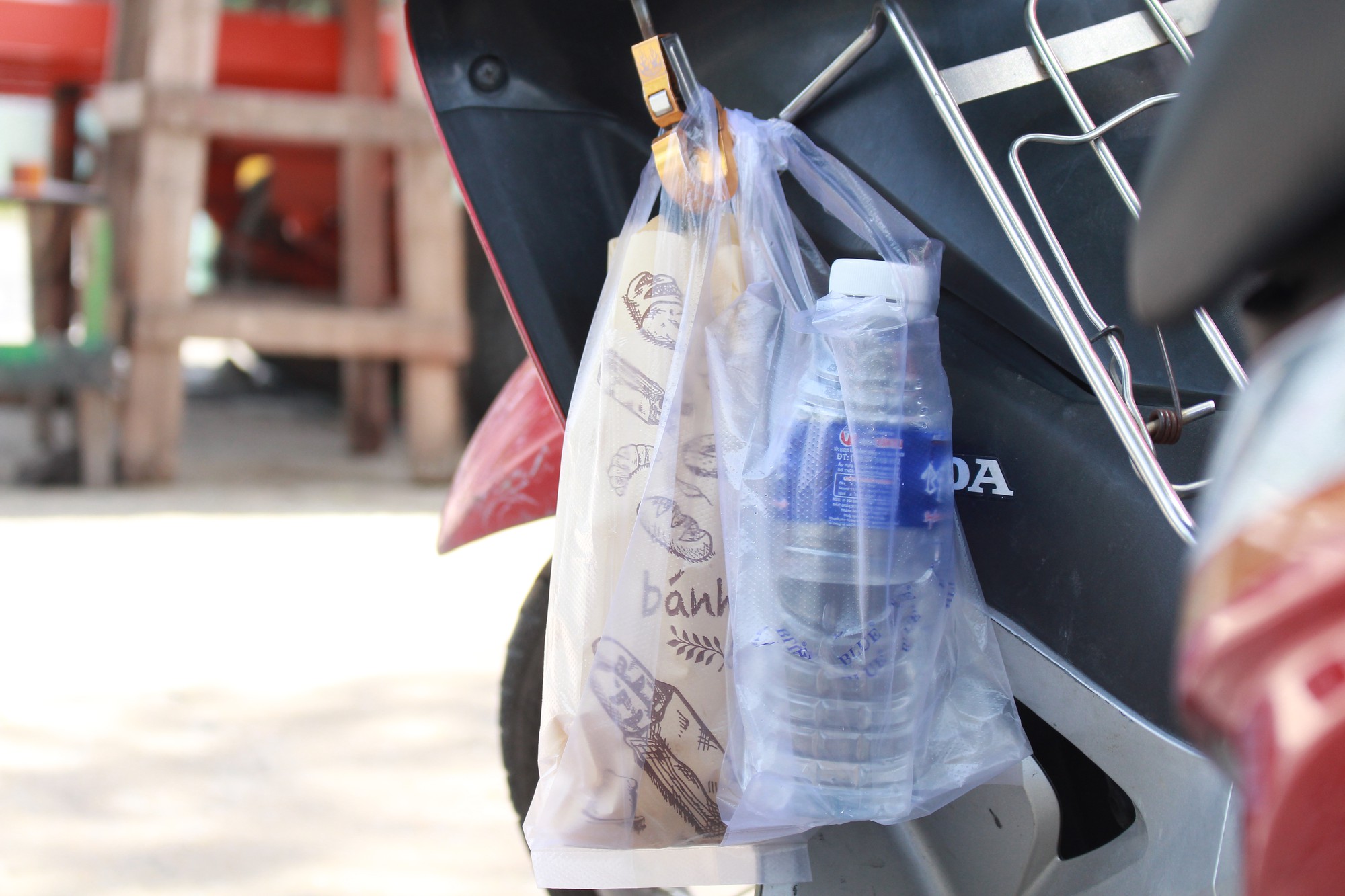 Tiệm bánh mì container gây sốt Sài Gòn: Gọi món qua bộ đàm, chuyển bánh bằng băng chuyền, bán gần 1.000 ổ mỗi ngày  - Ảnh 6.