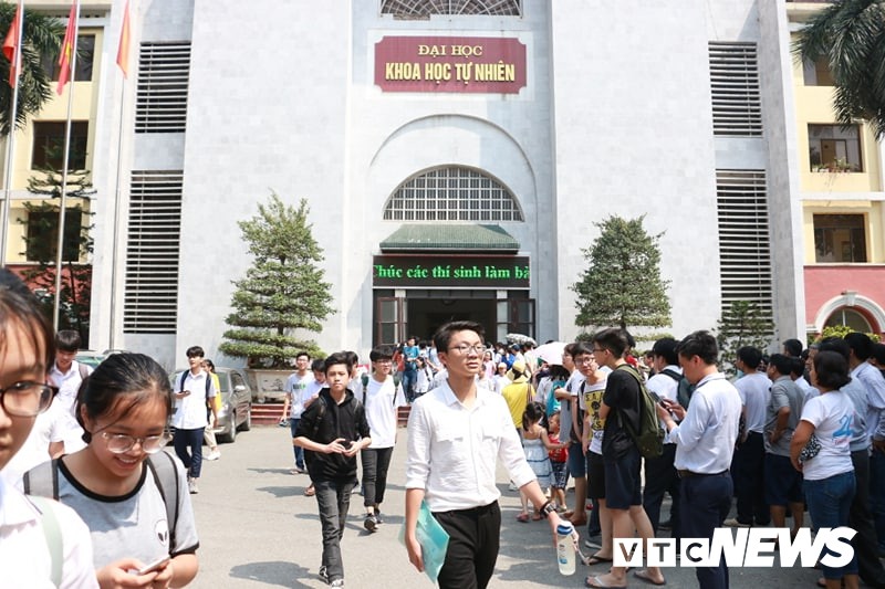 Ảnh: Đường phố ùn tắc kéo dài trong kỳ thi vào lớp 10 trường chuyên ở Hà Nội - Ảnh 1. Ảnh: Đường phố ùn tắc kéo dài trong kỳ thi vào lớp 10 trường chuyên ở Hà Nội - Ảnh 1.