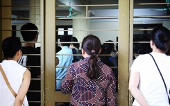1 'chọi' 12, phụ huynh căng thẳng đợi con thi lớp 10 chuyên