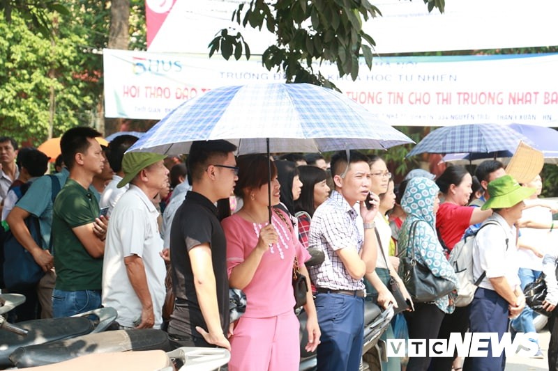 Ảnh: Đường phố ùn tắc kéo dài trong kỳ thi vào lớp 10 trường chuyên ở Hà Nội - Ảnh 2. Ảnh: Đường phố ùn tắc kéo dài trong kỳ thi vào lớp 10 trường chuyên ở Hà Nội - Ảnh 2.