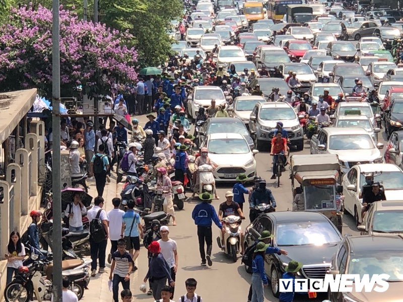 Ảnh: Đường phố ùn tắc kéo dài trong kỳ thi vào lớp 10 trường chuyên ở Hà Nội - Ảnh 5. Ảnh: Đường phố ùn tắc kéo dài trong kỳ thi vào lớp 10 trường chuyên ở Hà Nội - Ảnh 5.