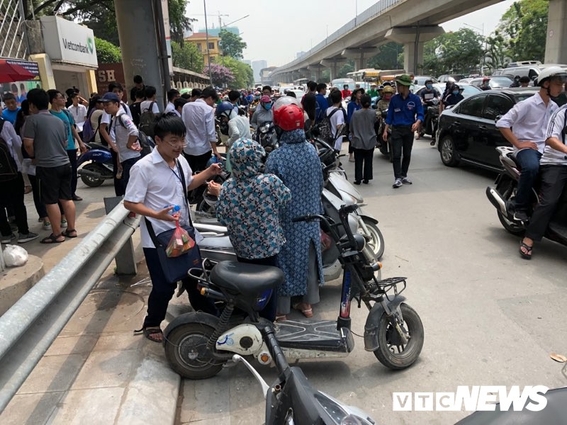 Ảnh: Đường phố ùn tắc kéo dài trong kỳ thi vào lớp 10 trường chuyên ở Hà Nội - Ảnh 6. Ảnh: Đường phố ùn tắc kéo dài trong kỳ thi vào lớp 10 trường chuyên ở Hà Nội - Ảnh 6.